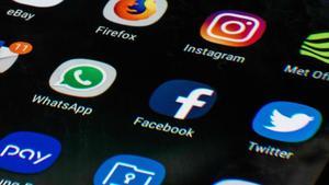 Una pantalla de teléfono móvil muestra los iconos de las aplicaciones de redes sociales.