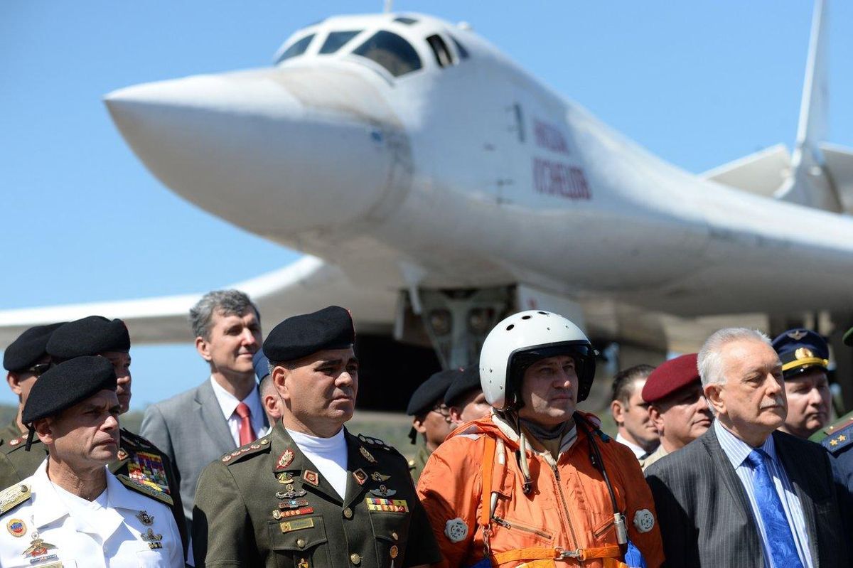 El ministro de Defensa de Venezuela, Vladimir Padrino, ante la llegada de aviones de combate rusos en Caracas. El ministro de Defensa de Venezuela, Vladimir Padrino, ante la llegada de aviones de combate rusos en Caracas.