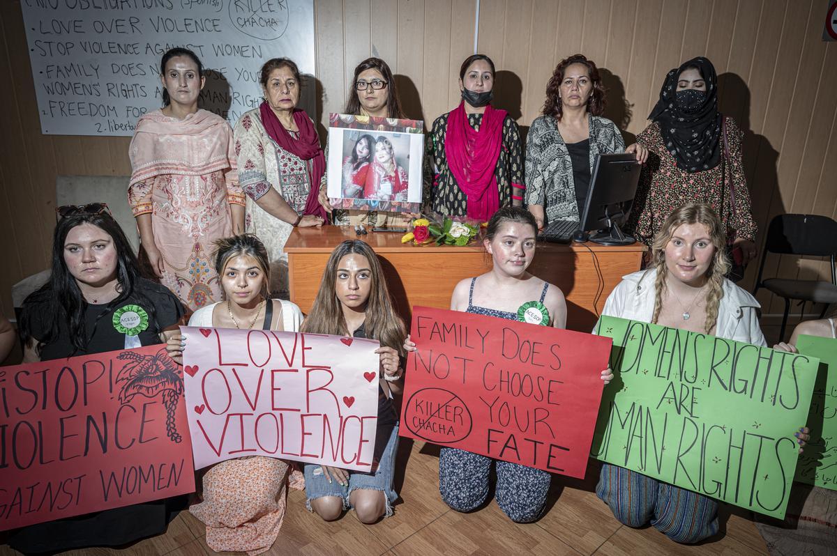Una decena de mujeres protestan contra los matrimonios a la fuerza en la Asociación Cultural Educativa y Social Operativa de Dones Pakistánies de Barcelona.