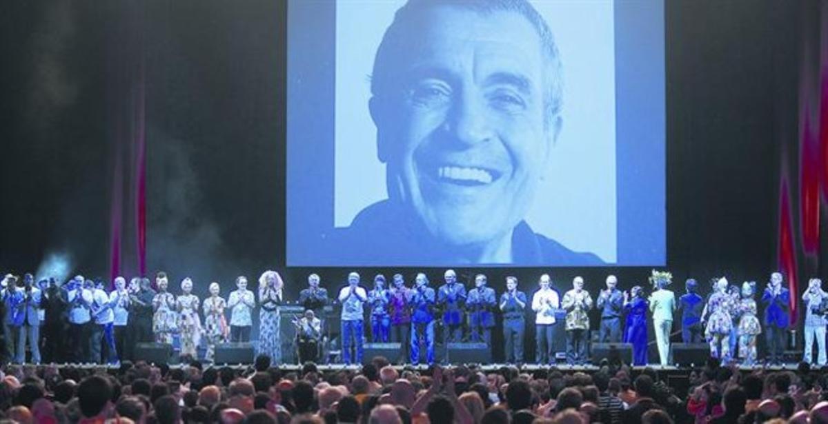Homenaje a Rubianes en el Sant Jordi, en junio del 2009, con todos sus amigos en el escenario.
