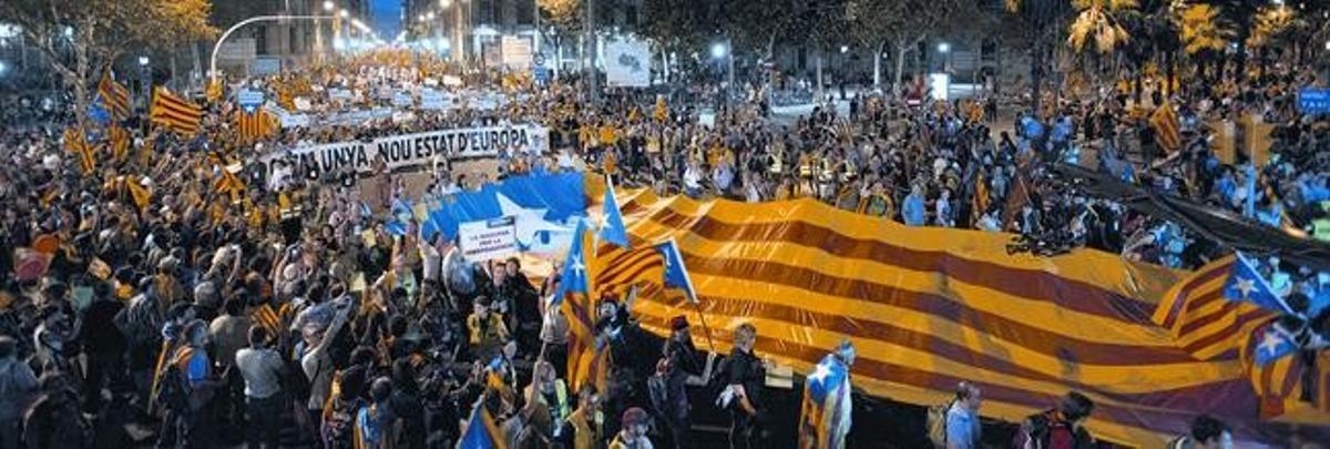 El paso de la manifestación independentista por el paseo de Isabel II, ayer. El paso de la manifestación independentista por el paseo de Isabel II, ayer.