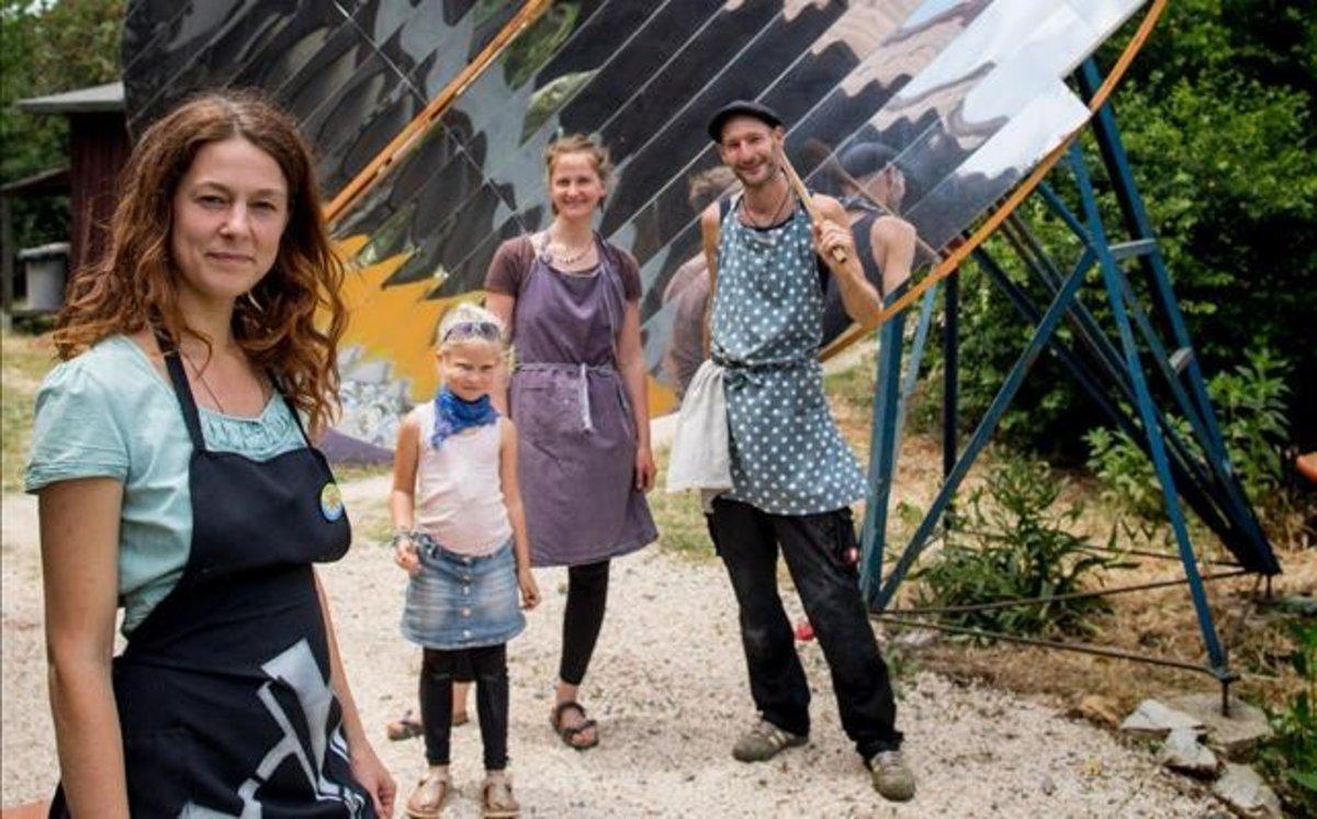 Miembros de Tamera, en Portugal, frente a la cocina solar. Miembros de Tamera, en Portugal, frente a la cocina solar.