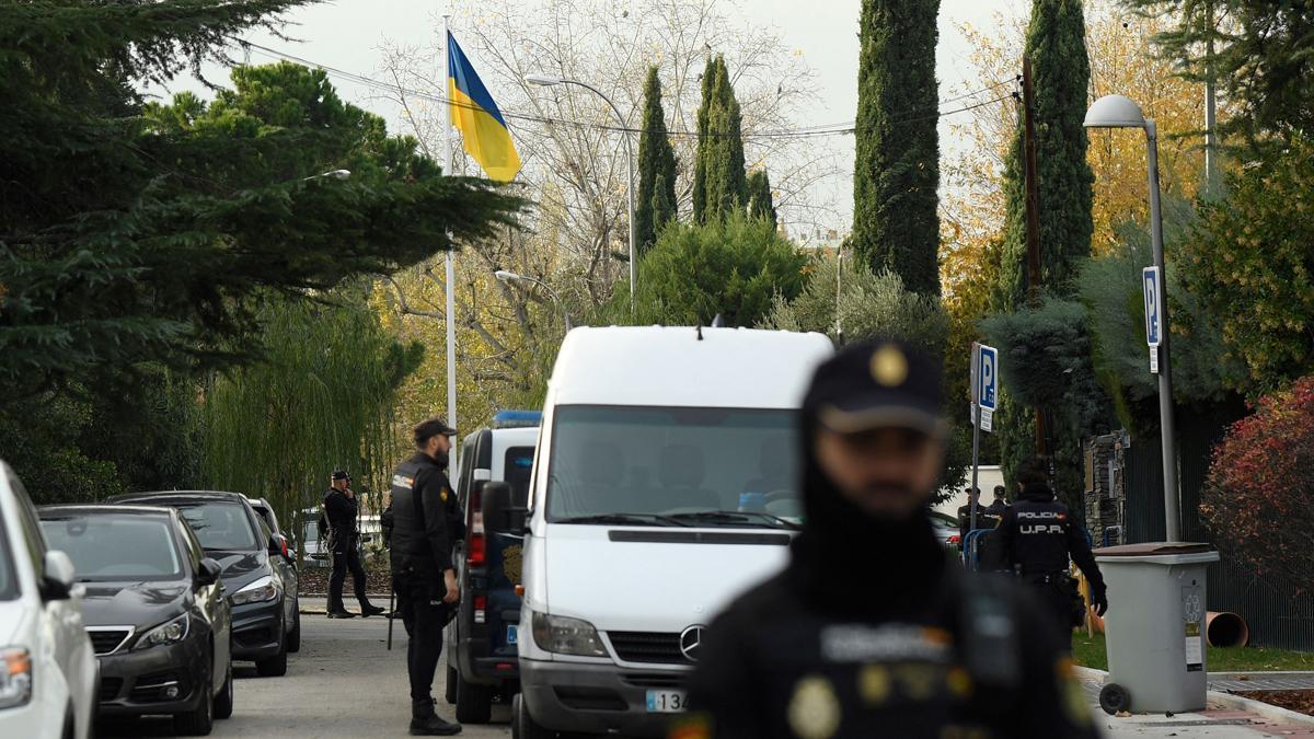 Policías en la embajada de Ucrania en Madrid. Policías en la embajada de Ucrania en Madrid.