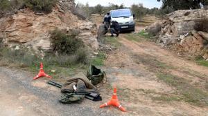 Ropa y escopeta del cazador que presuntamente ha matado a dos agentes rurales en Aspa.