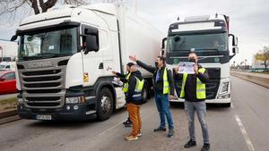 Piquetes informativos en la Zona Franca de Barcelona durante la jornada de huelga de transportes de mercancías.