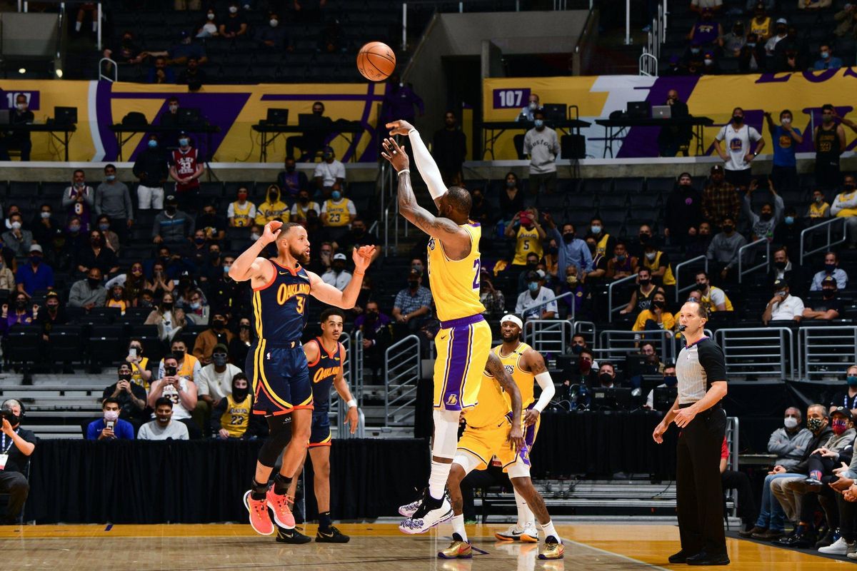 Lebron James anota ante los Warriors. Lebron James anota ante los Warriors.