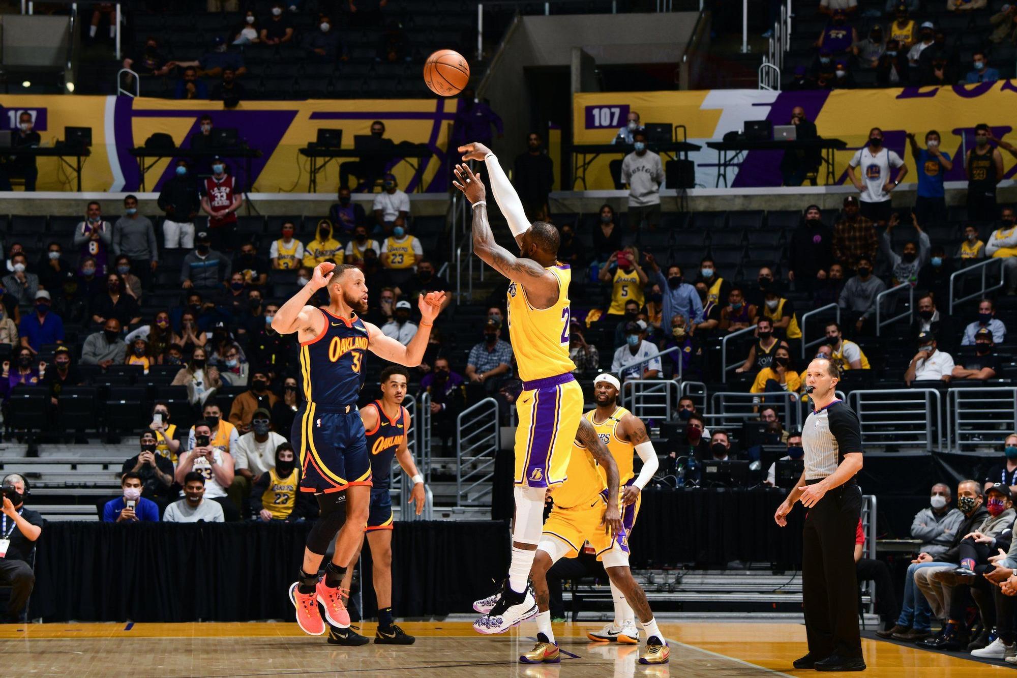 LeBron James lleva a los Lakers a los playoff con un triple decisivo