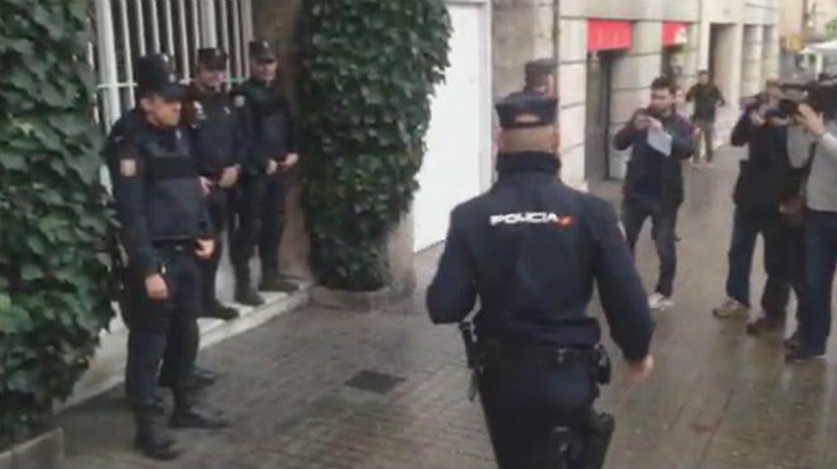 Agentes de la UDEF, a las puertas del domicilio de Jordi Pujol
