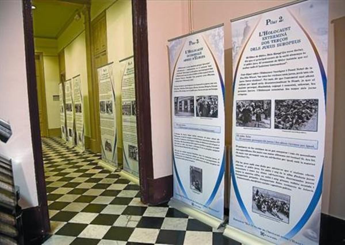 La Casa Elizalde Paneles explicativos de la muestra sobre el Holocausto. La Casa Elizalde Paneles explicativos de la muestra sobre el Holocausto.