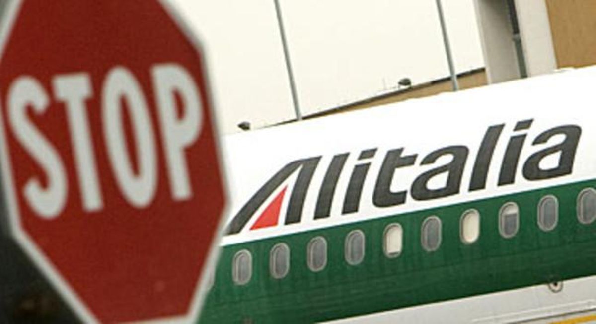 Un avión de Alitalia, detenido en el aeropuerto romano de Fiumicino. Un avión de Alitalia, detenido en el aeropuerto romano de Fiumicino.