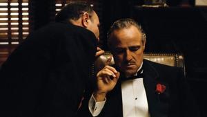Marlon Brando, como Vito Corleone, en una icónica imagen de ’El Padrino’, de Francis Ford Coppola