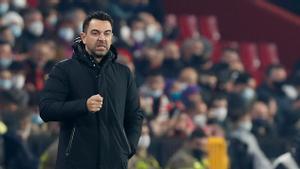 Xavi Hernández reacciona a una jugada.