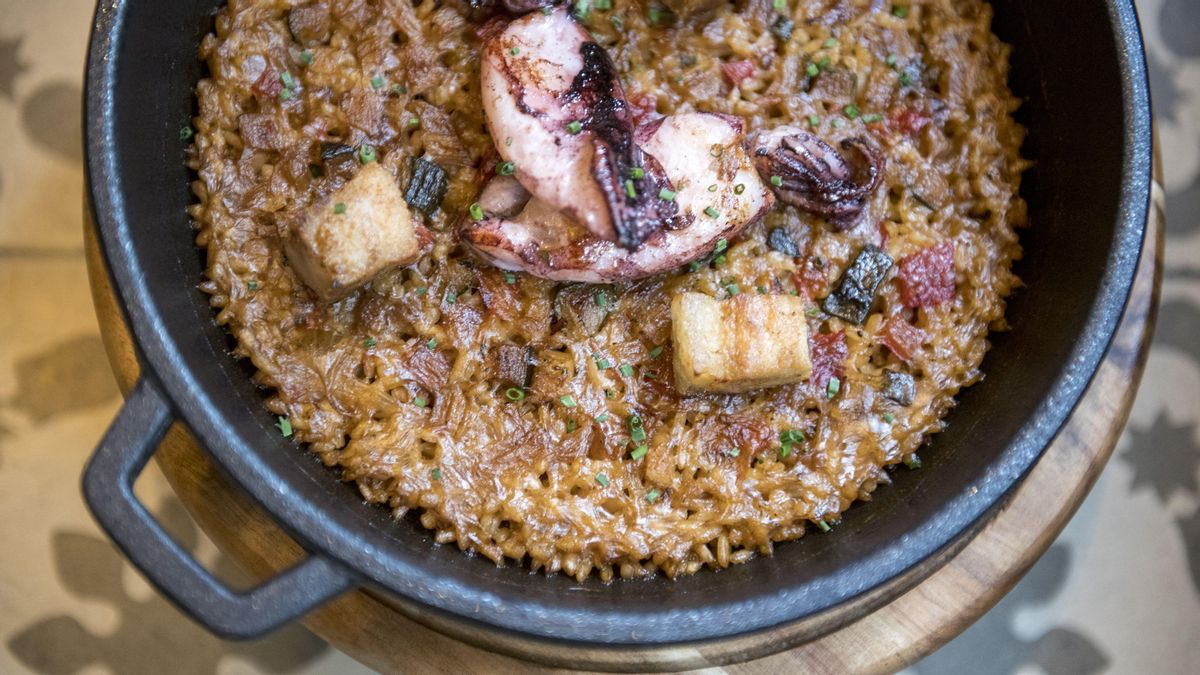 El arroz con ’cansalada del coll’ y calamares. El arroz con ’cansalada del coll’ y calamares.
