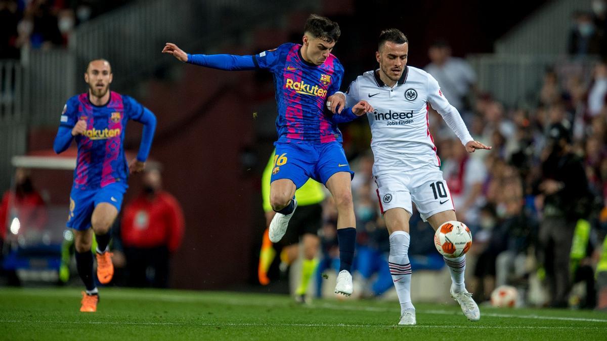 Pedri pelea por un balón con Kosti, el jugador del Eintracht, en el Camp Nou. Pedri pelea por un balón con Kosti, el jugador del Eintracht, en el Camp Nou.