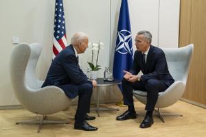 El secretario general de la OTAN, Jens Stoltenberg, y el presidente norteamericano, Joe Biden, hablan en Bruselas el pasado 24 de marzo, cumplido un mes del inicio de la invasión de Ucrania. 