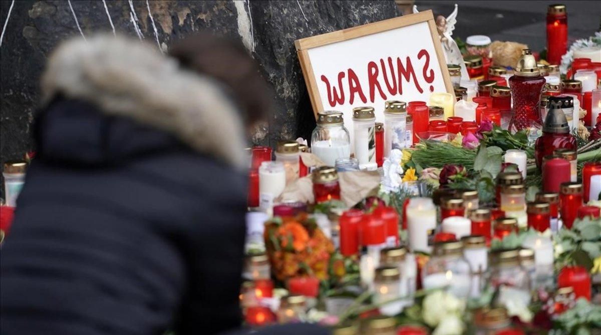 Una mujer deposita flores en el homenaje de Trier. Una mujer deposita flores en el homenaje de Trier.