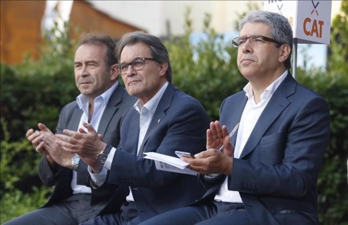 ’Mikimoto’, Artur Mas y Francesc Homs, en el mitin de CDC en Sabadell. ’Mikimoto’, Artur Mas y Francesc Homs, en el mitin de CDC en Sabadell.