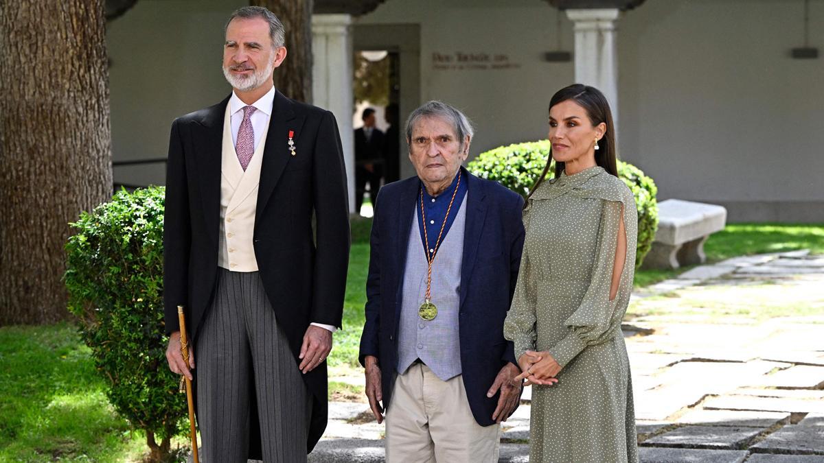 Los reyes Felipe y Letizia, junto a Rafael Cadenas, este lunes en Alcalá de Henares.