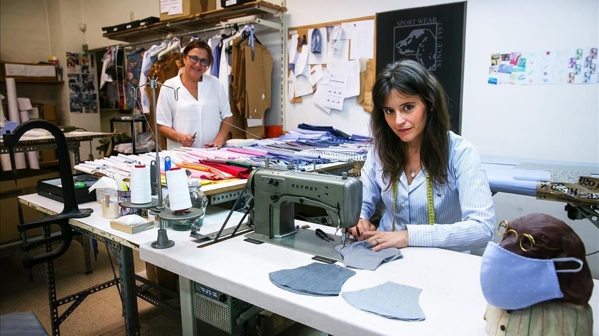 Georgina Ferrer y su madre, Mamen Brutau, en el taller de la empresa familiar, Hugo Dax, de Sabadell, donde habitualmente cosen camisas, y ahora mascarillas. Georgina Ferrer y su madre, Mamen Brutau, en el taller de la empresa familiar, Hugo Dax, de Sabadell, donde habitualmente cosen camisas, y ahora mascarillas.