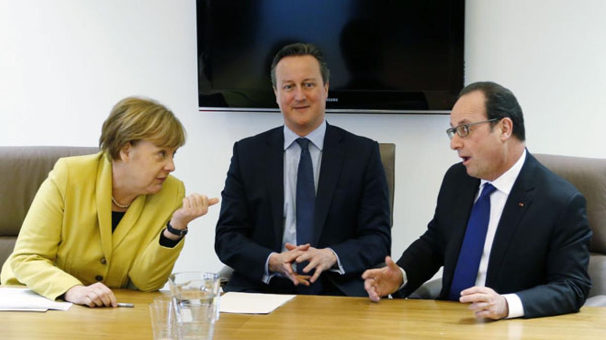 Angela Merkel con David Cameron y François Hollande durante la cumbre. El texto solo hace mención expresa a un trato individual para cada demanda de asilo.