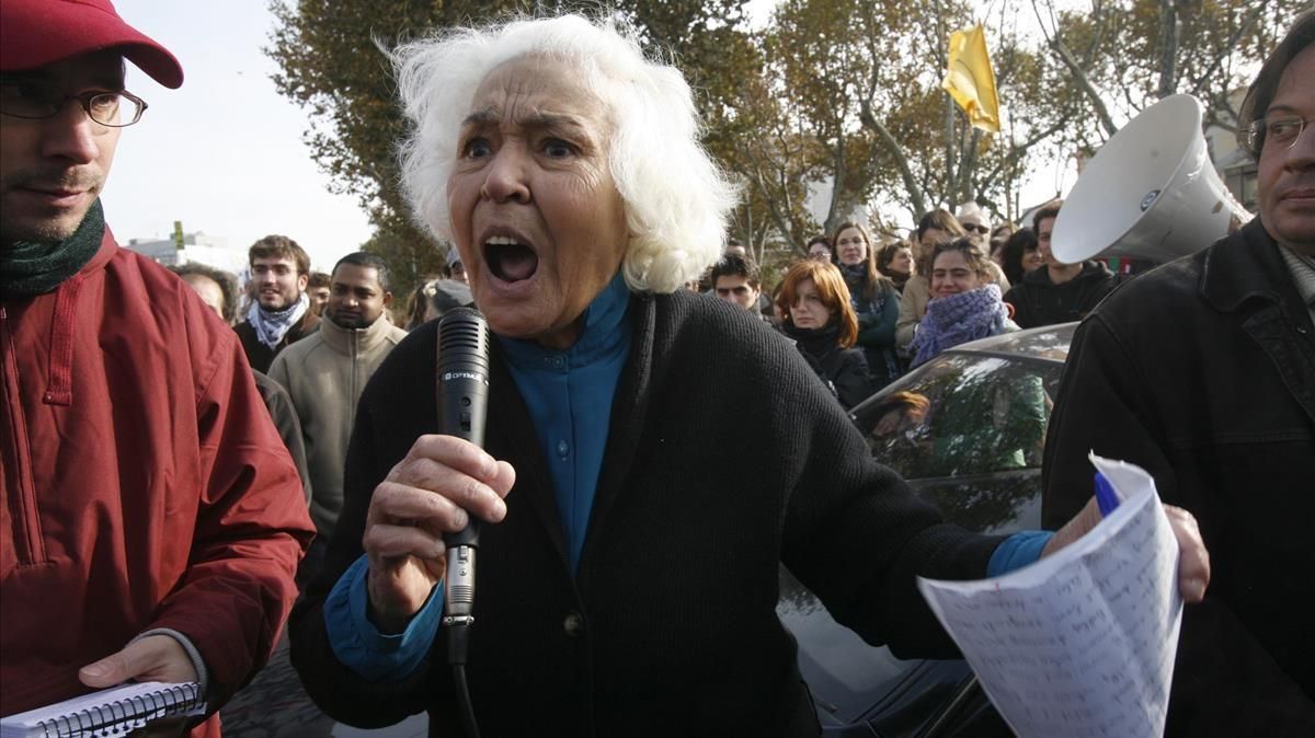 La escritora Nawal Saadawi en una manifestación contra la cumbre Mediterránea de Barcelona. La escritora Nawal Saadawi en una manifestación contra la cumbre Mediterránea de Barcelona.