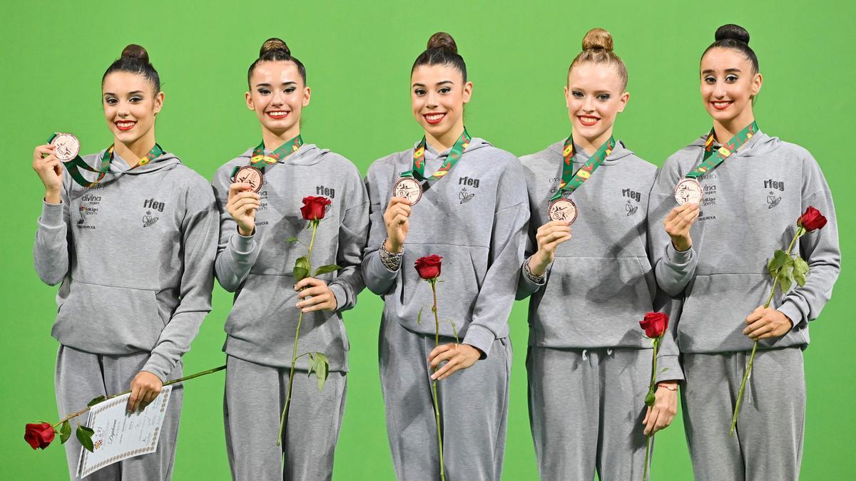 Las gimnastas españolas, con su medalla de bronce. 
