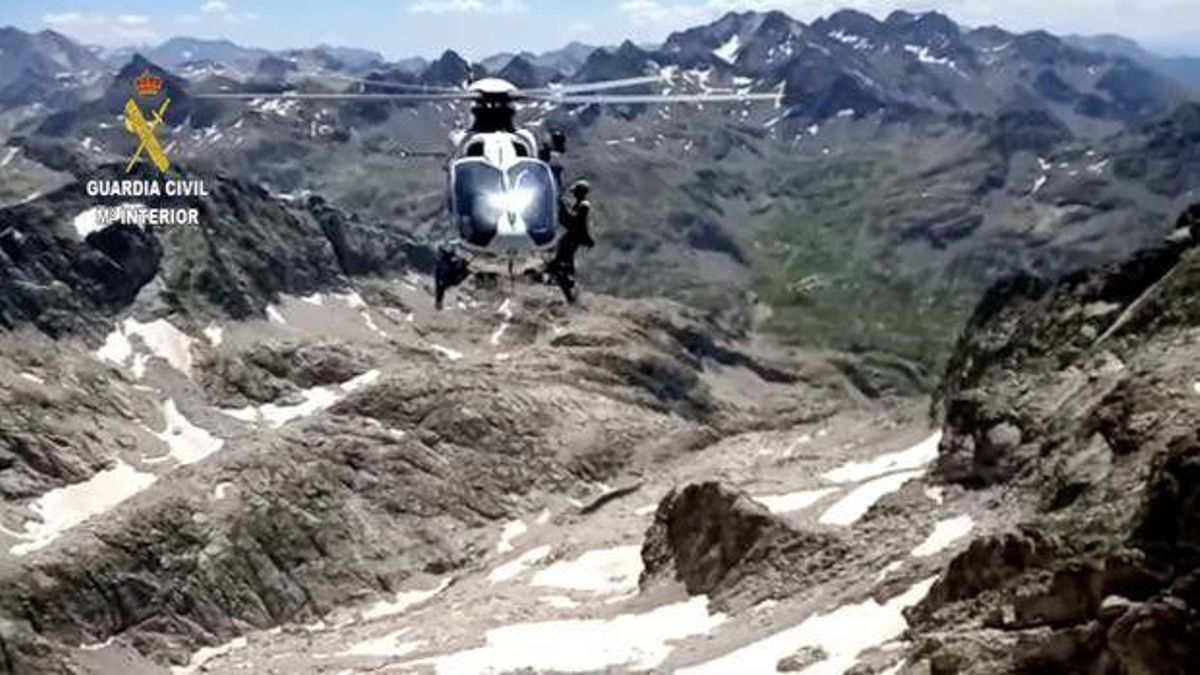 Helicóptero de rescate de la Guardia Civil que acudió a auxiliar a los escaladores Helicóptero de rescate de la Guardia Civil que acudió a auxiliar a los escaladores