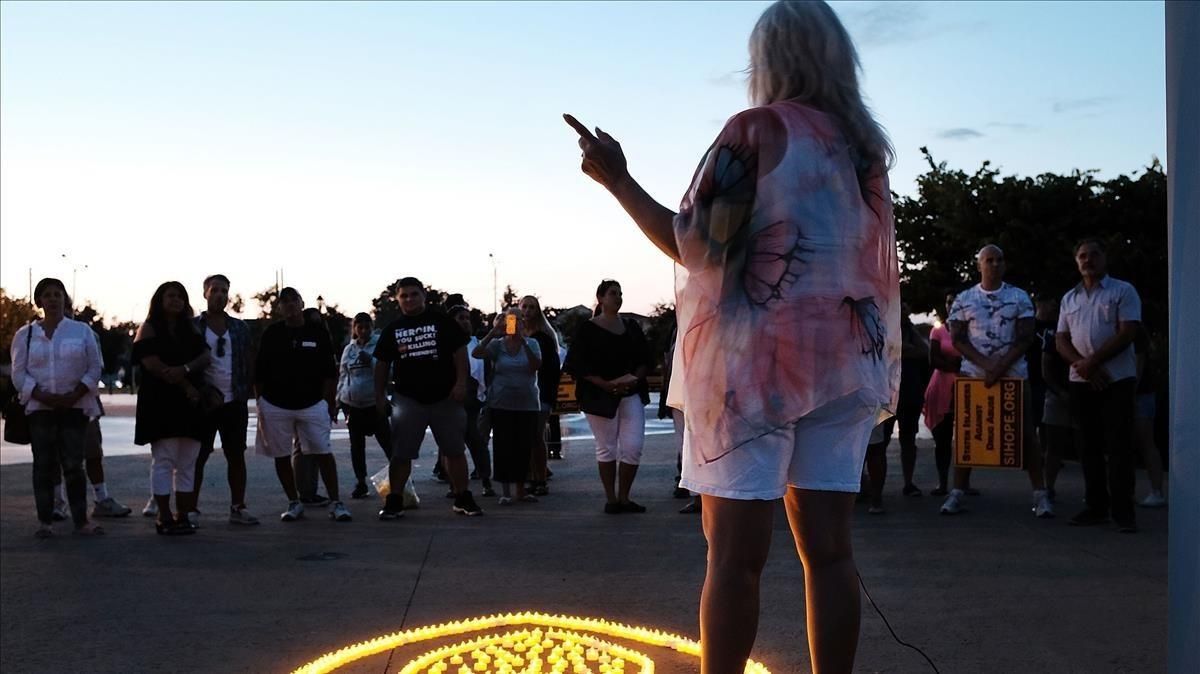 Candance Crupi, madre de un joven que murió de sobredosis de heroína, habla en una vigilia por las víctimas de esta droga, en Staten Island, Nueva York, el pasado 24 de agosto. Candance Crupi, madre de un joven que murió de sobredosis de heroína, habla en una vigilia por las víctimas de esta droga, en Staten Island, Nueva York, el pasado 24 de agosto.