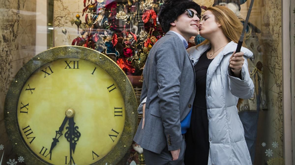 Una pareja se fotografía ante un escaparate navideño en el centro de Florencia (Italia), en el 2015. Una pareja se fotografía ante un escaparate navideño en el centro de Florencia (Italia), en el 2015.