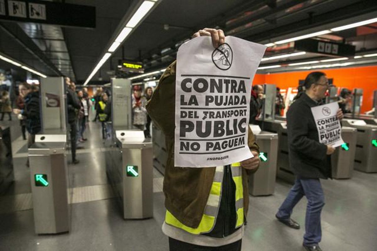 Protesta en la estación de metro de Arc de Triomf contra la subida del transporte, este miércoles. Protesta en la estación de metro de Arc de Triomf contra la subida del transporte, este miércoles.