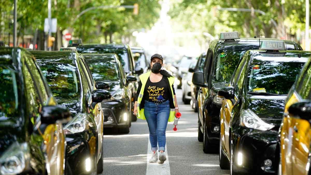Marcha lenta de taxis en el centro de Barcelona.