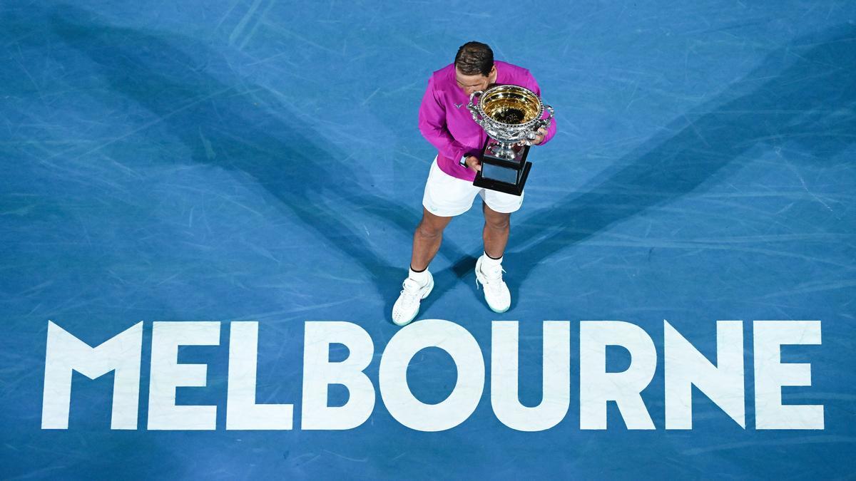 Nadal abraza el trofeo del Open de Australia que logró en Melbourne, su 21 Grand Slam.