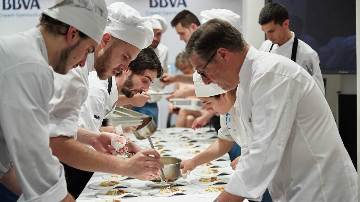 Andrea Caiazzo y Josep Queralt preparan un plato con Joan Roca. Andrea Caiazzo y Josep Queralt preparan un plato con Joan Roca.