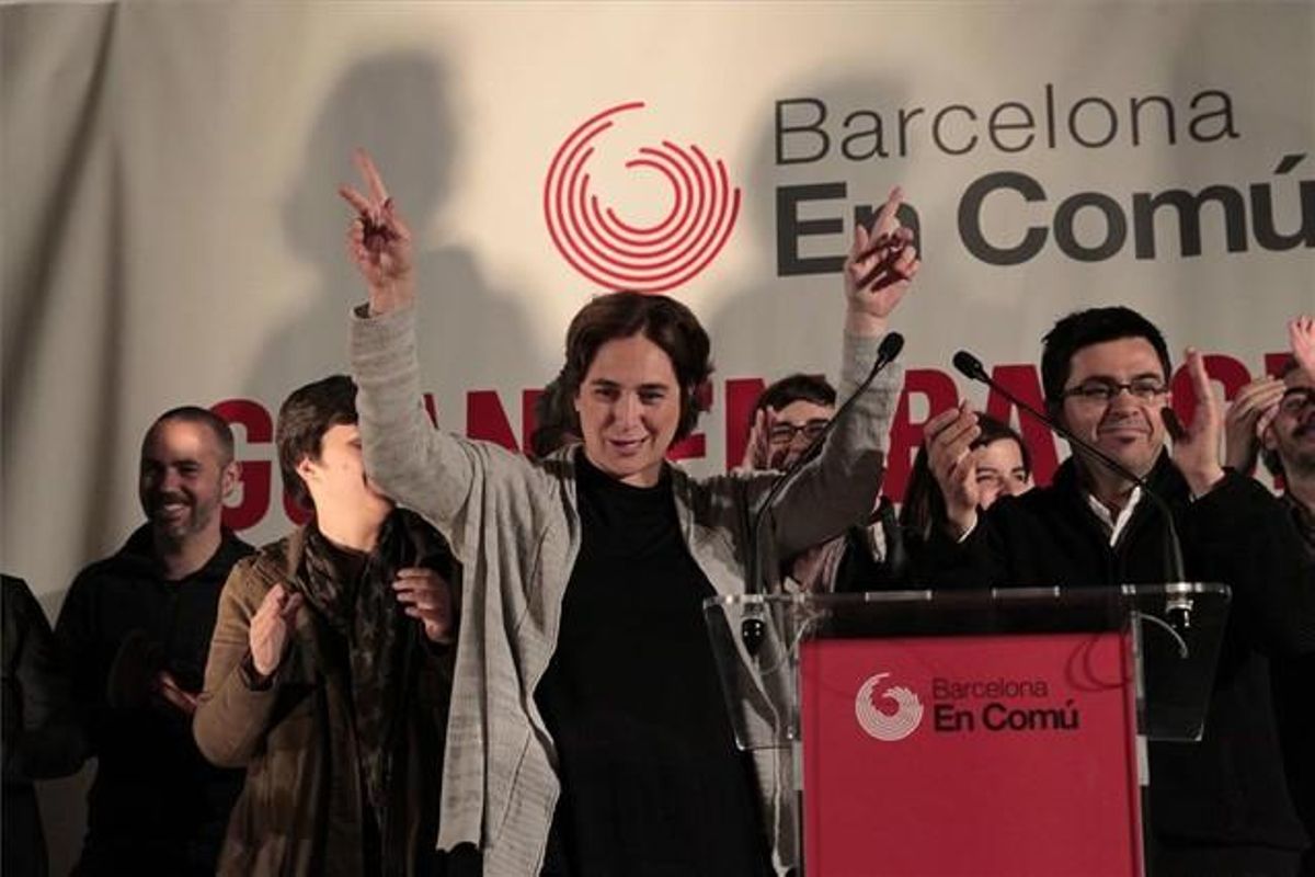 Ada Colau saluda a los asistentes a su acto de inicio de campaña en la Barceloneta. Ada Colau saluda a los asistentes a su acto de inicio de campaña en la Barceloneta.