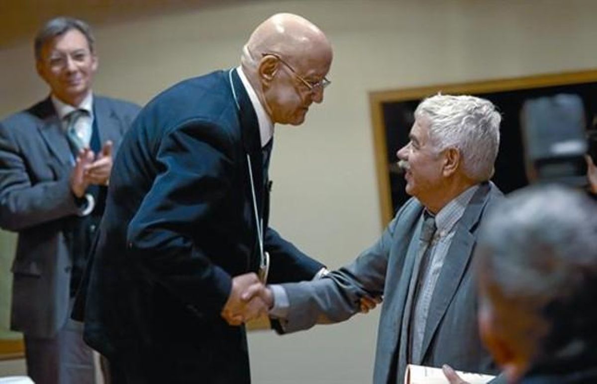 Emili Teixidor saluda, desde lo alto del estrado del aula magna de la Universitat de Vic, al expresidente Pasqual Maragall. Emili Teixidor saluda, desde lo alto del estrado del aula magna de la Universitat de Vic, al expresidente Pasqual Maragall.