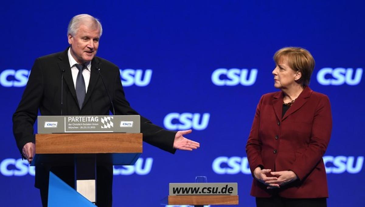 Horst Seehofer ,el presidente de la CSU y del estado federado de Baviera junto a la cancillera alemana, Angela Merkel. Horst Seehofer ,el presidente de la CSU y del estado federado de Baviera junto a la cancillera alemana, Angela Merkel.