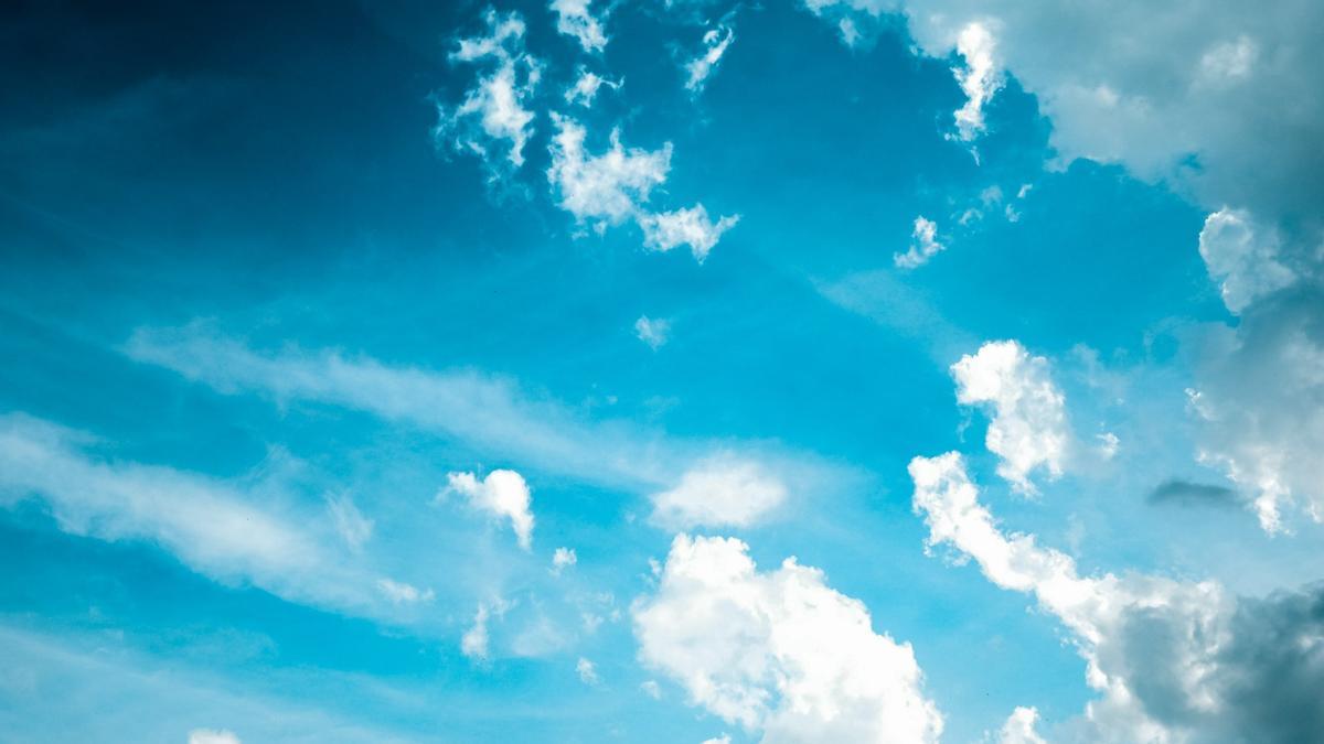 Un cielo con nubes libre de contaminación