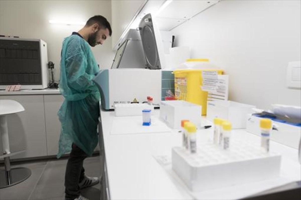 Un técnico trabaja en el laboratorio de Checkpoint, ayer. Un técnico trabaja en el laboratorio de Checkpoint, ayer.