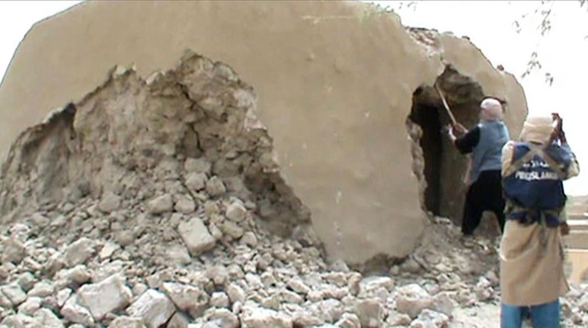 Militantes islamistas destruyen un antiguo santuario en Tombuctú el 1 de julio del 2012.