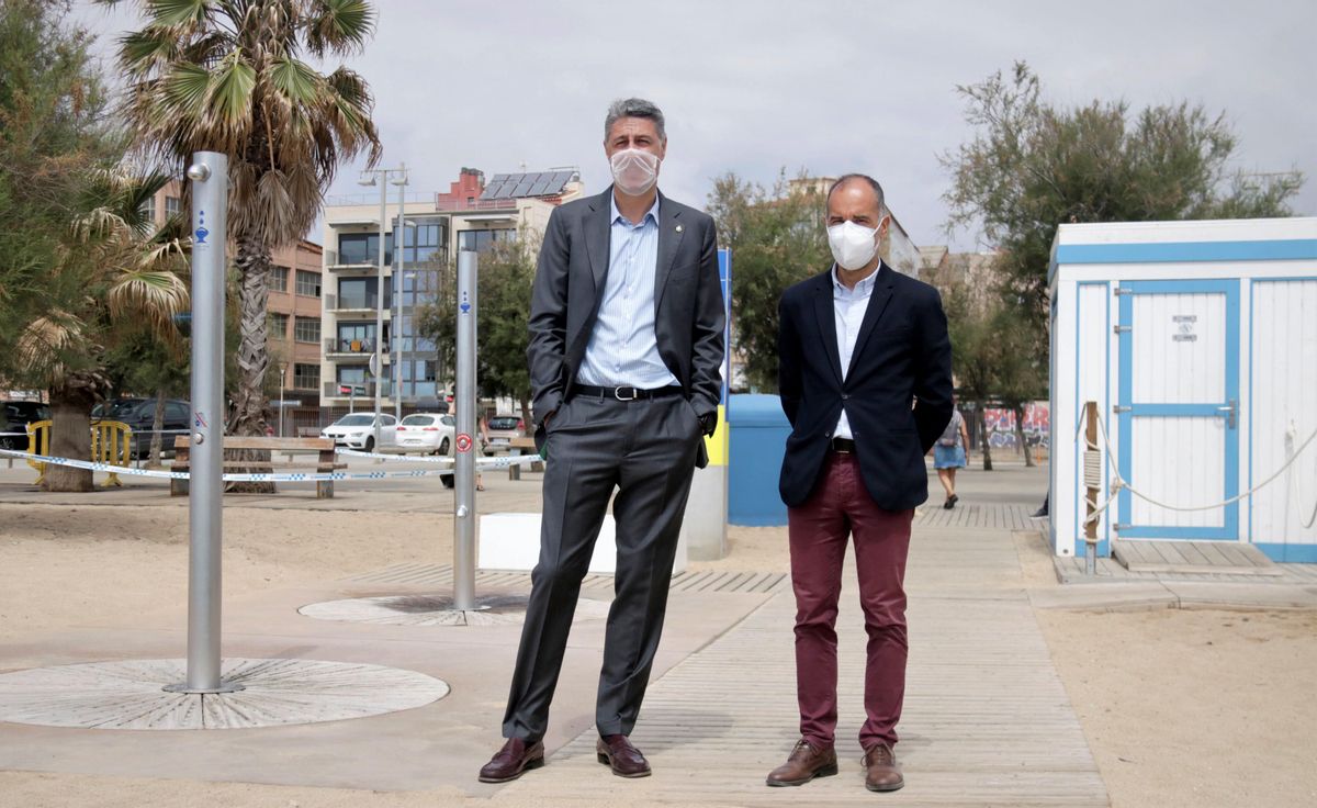 El alcalde de Badalona, Xavier Garcia Albiol, y el teniente de alcalde de Territorio y Sostenibilidad, Daniel Gràcia, en la playa de la estación de Badalona. El alcalde de Badalona, Xavier Garcia Albiol, y el teniente de alcalde de Territorio y Sostenibilidad, Daniel Gràcia, en la playa de la estación de Badalona.