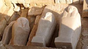 Sarcófagos saítas hallados en la excavación de Oxirrinco. 