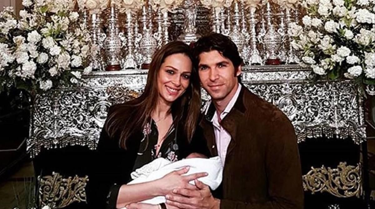 Eva González y Cayetano Rivera posan con su hijo Cayetano en la ’madrugá’ de Sevilla, el pasado Jueves Santo. Eva González y Cayetano Rivera posan con su hijo Cayetano en la ’madrugá’ de Sevilla, el pasado Jueves Santo.