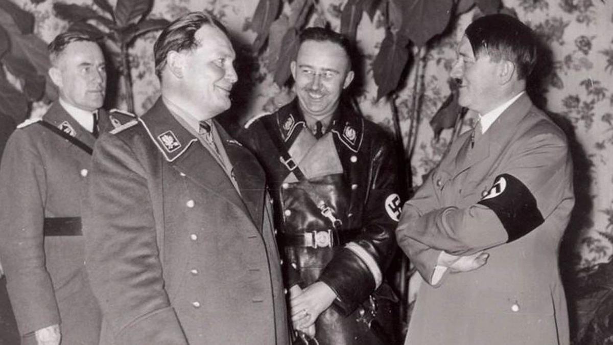 Hermann Göring y Heinrich Himmler (centro) junto a un Adolf Hitler de brazos cruzados.