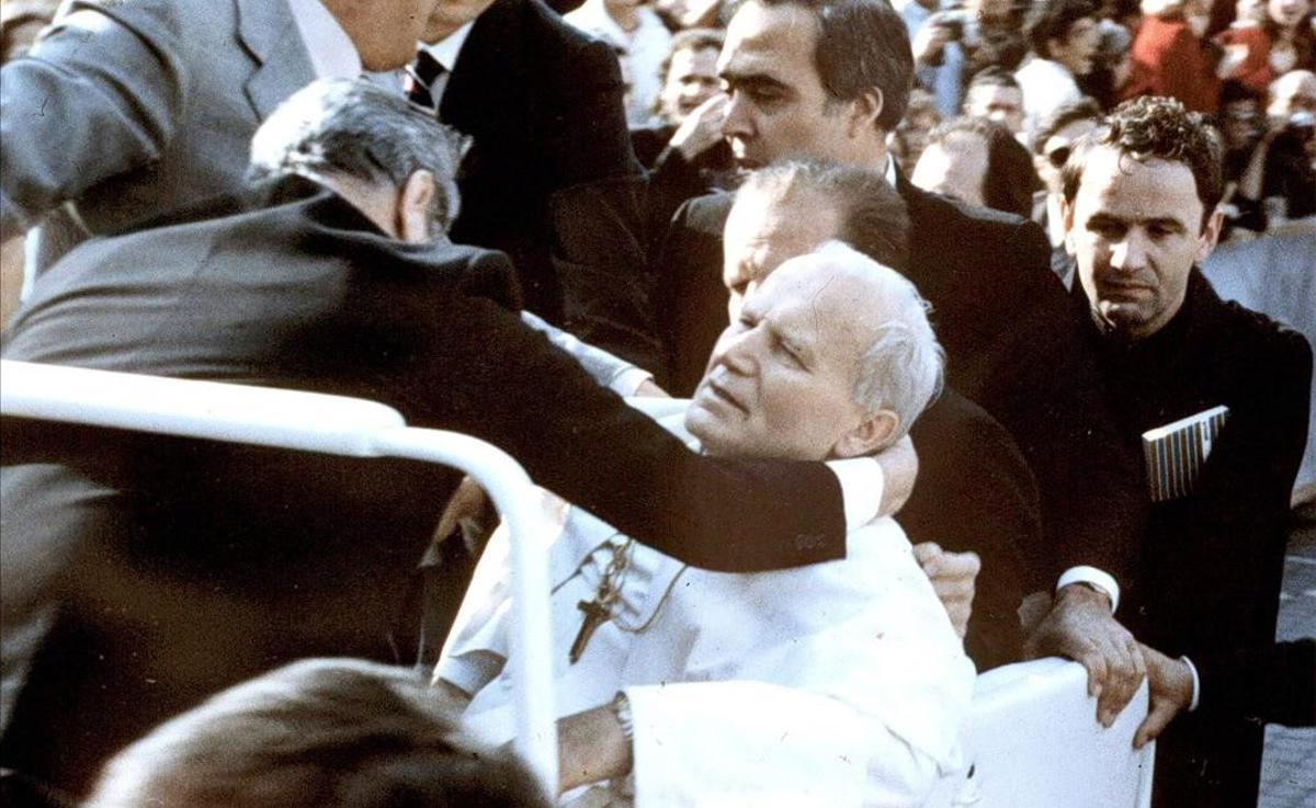 Momento en el que el Papa Juan Pablo II es atendido tras el atentado en la plaza de San Pedro del Vaticano el 13 de mayo de 1981.
