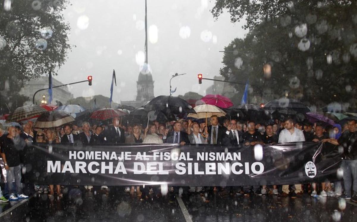 Cabecera de la marcha del silencio, bajo la lluvia, ayer en Buenos Aires.