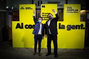 El ’president’ de la Generalitat, Pere Aragonès (i), y el líder de ERC, Oriol Junqueras, el pasado 14 de febrero de 2021, en la celebración de la victoria de su partido dentro del bloque independentista en las últimas elecciones autonómicas.