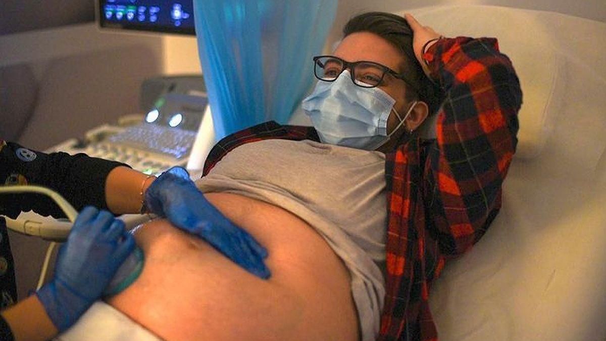 Rubén Castro, el papa trans que ha conseguido dar a luz a su hijo, durante una revisión ginecológica. Rubén Castro, el papa trans que ha conseguido dar a luz a su hijo, durante una revisión ginecológica.