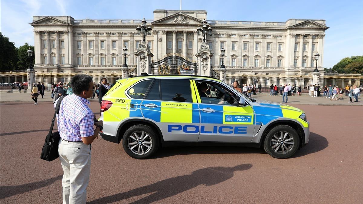 Un vehículo policial patrulla frente al Palacio de Buckingham.