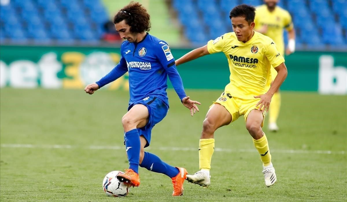 Cucurella controla un balón en el partido contra el Villarreal. Cucurella controla un balón en el partido contra el Villarreal.