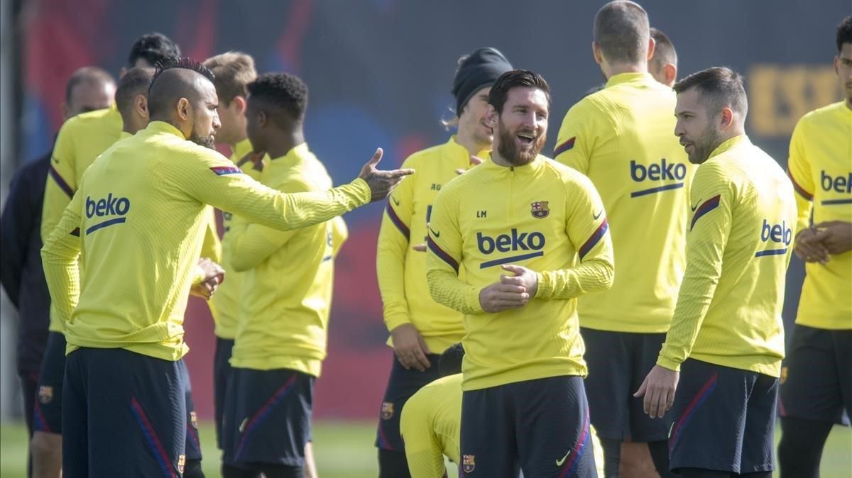 Messi sonrie entre Vidal y Alba antes de empezar el entrenamiento previo al Clasico de este domingo en el Bernabeu. Messi sonrie entre Vidal y Alba antes de empezar el entrenamiento previo al Clasico de este domingo en el Bernabeu.